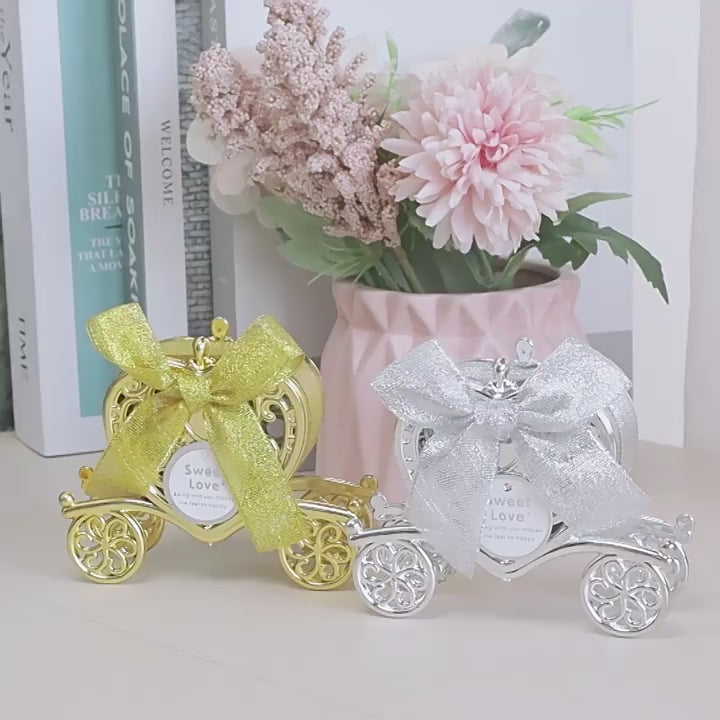 Cargar vídeo: 12 Pack 4&quot; Silver Fillable Heart Carriage Favor Candy Boxes